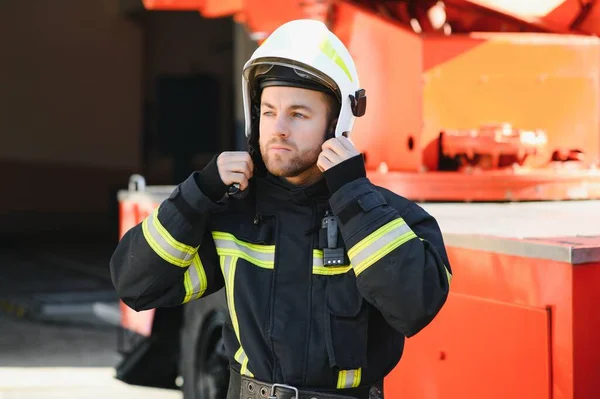 正在值勤的消防员肖像消防车附近配备防毒面具和头盔的摄影消防员 — 图库照片