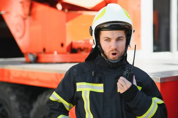 Tfaiyeci Itfaiye Eylem Daimi Bir Firetruck Yakınındaki Acil Durum Emanet — Stok fotoğraf