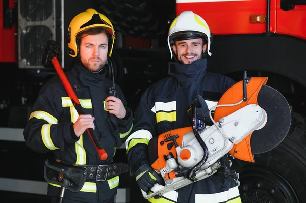 Pemadam Kebakaran Meninggalkan Stasiun Dengan Perlengkapan Dan Alat Alat Untuk — Stok Foto