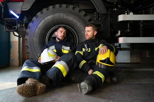 Potret Dua Petugas Pemadam Kebakaran Yang Heroik Dalam Pakaian Pelindung — Stok Foto