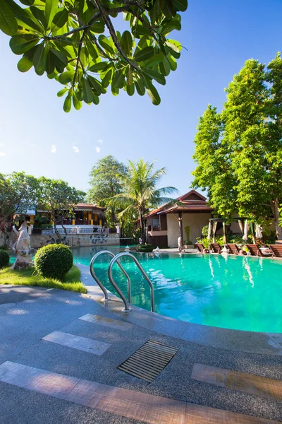 Piscina no jardim tropical — Fotografia de Stock