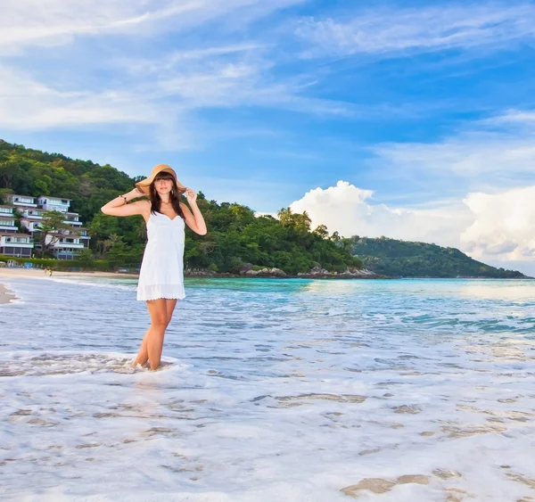 Jong meisje op het strand — Stockfoto