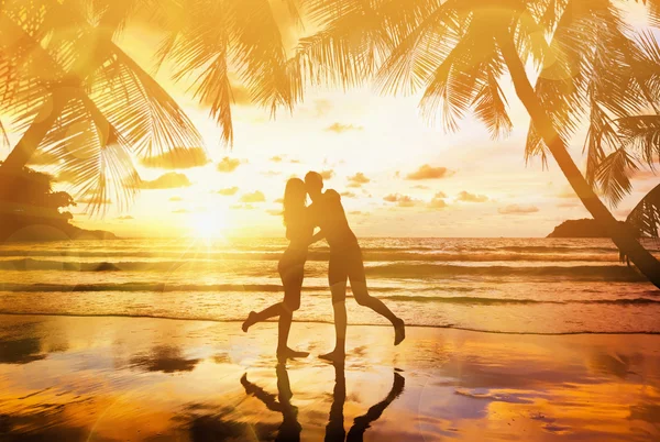 Young couple enjoying the sunset — Stock Photo, Image