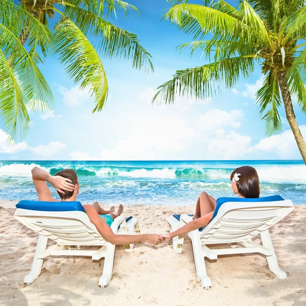 Loving couple relaxing on the beach — Stock Photo, Image