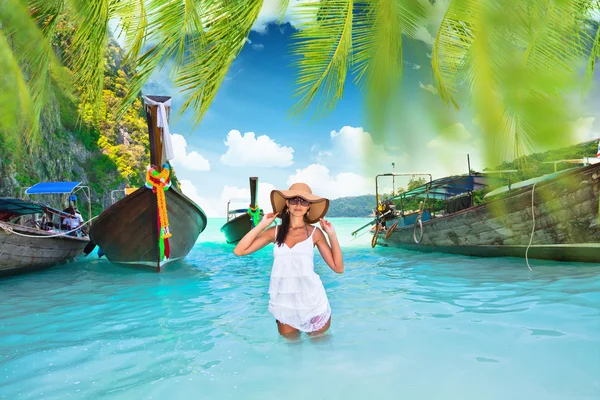 Bella ragazza in piedi nel mare in un paesaggio — Foto Stock