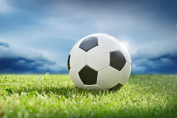 Yeşil çimlerde futbol topu