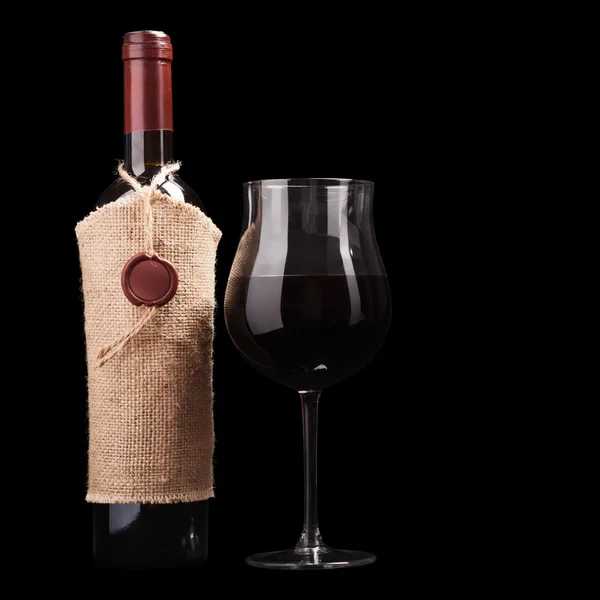 Rode wijn geïsoleerd op zwart — Stockfoto