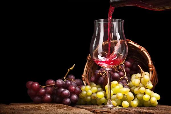 Натюрморт с красным виноградом — стоковое фото