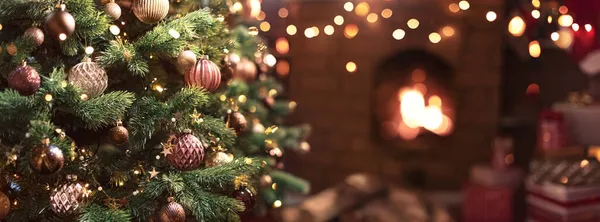 Árbol Navidad Con Bolas Marrones Estrellas Inicio Fondo Festivo —  Fotos de Stock