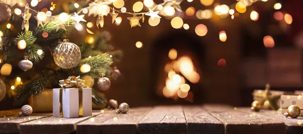 Árvore Natal Com Decorações Perto Uma Lareira Com Luzes Fotos De Bancos De Imagens