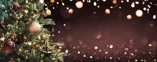 Χριστουγεννιάτικο δέντρο με διακοσμήσεις και λάμψη — Φωτογραφία Αρχείου
