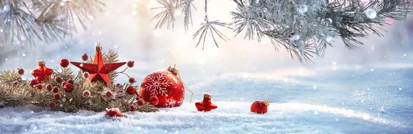 크리스마스 장식이 있는 겨울 풍경 — 스톡 사진