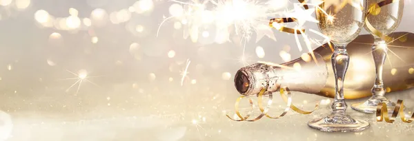 Celebração da véspera de Ano Novo com Champanhe e Espumantes. Ouro Glitter fundo — Fotografia de Stock
