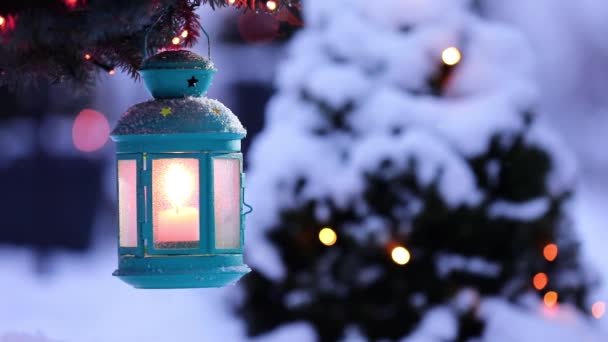 Linterna de Navidad en la nieve con rama de abeto — Vídeos de Stock