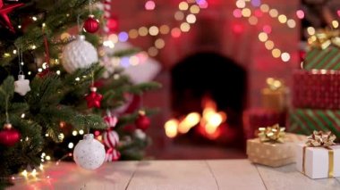 Noel ağacı süslemeler ve hediyelerle