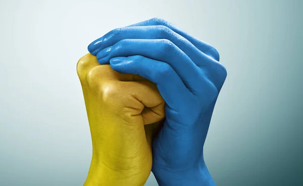Mains unies avec motif de drapeau de l'Ukraine Photo De Stock