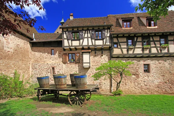 Middeleeuwse stadsmuren van riquewihr; Elzas, Frankrijk — Stockfoto