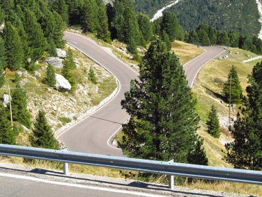 saç tokası passo sella adlı İtalyan Alpleri'nde eğiliyor.