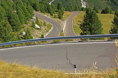 saç tokası passo sella adlı İtalyan Alpleri'nde eğiliyor.