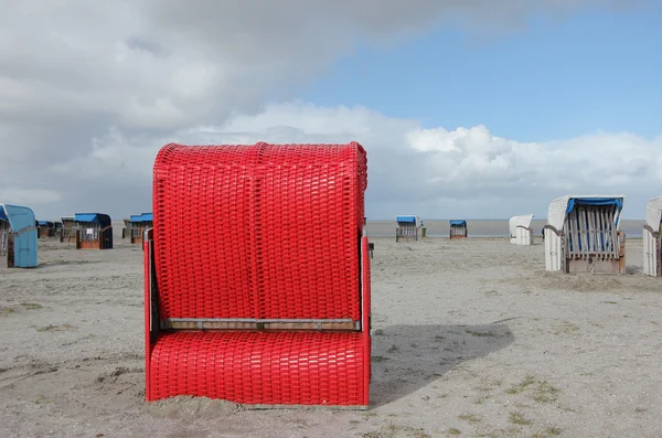 Красный пляж стул — стоковое фото