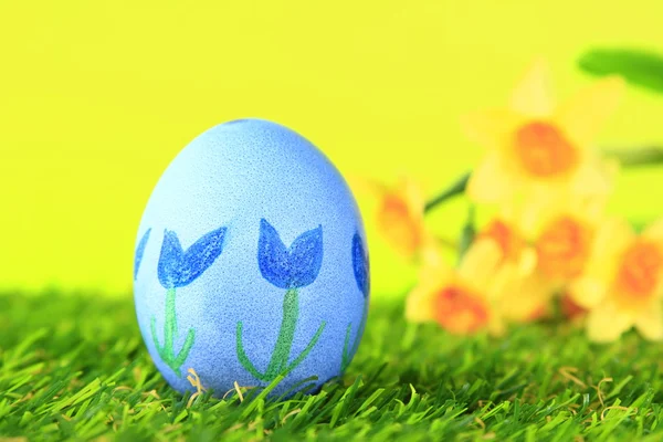Uovo di Pasqua dipinto con motivo floreale — Foto Stock