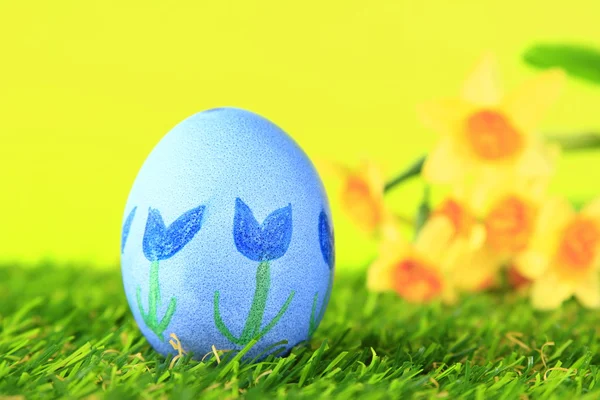 Easter egg painted with floral motif — Stock Photo, Image