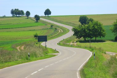 düzgün vücutlu köy yolunda