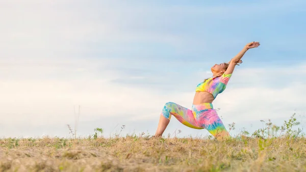 Ein Junges Mädchen Hellen Trainingsanzug Treibt Draußen Fitness Macht Einen — Stockfoto