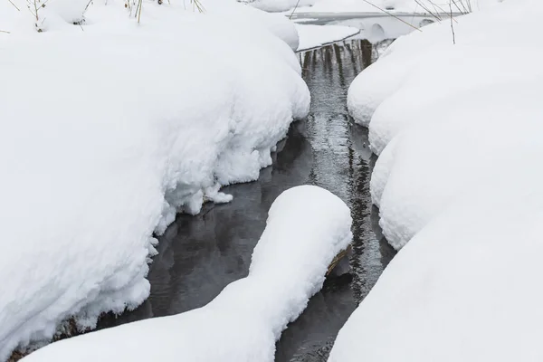 Zimowy Krajobraz Niepowstrzymanym Strumieniem Wody Strumienia Otoczony Białymi Śniegami — Zdjęcie stockowe