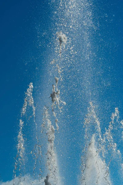 Powerful Jet Water Rising Drops Splashes Blue Summer Sky Refreshing — Stock Photo, Image