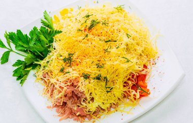 Lezzetli taze lahana, domates ve baharatlı et salatası..