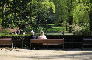 bir parkta bankta emekli Çift