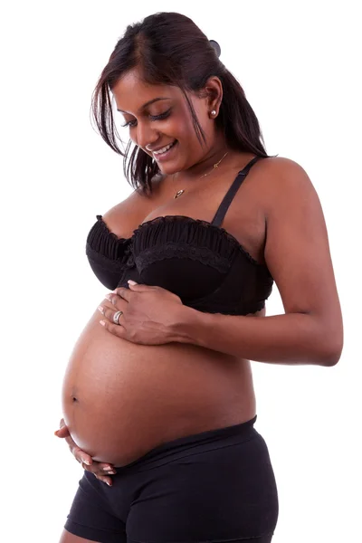 Jovem bela mulher indiana grávida tocando sua barriga — Fotografia de Stock