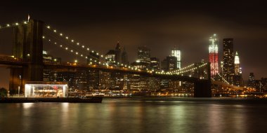 gece brooklyn brid dan manhattan siluetinin manzarasına panoranic