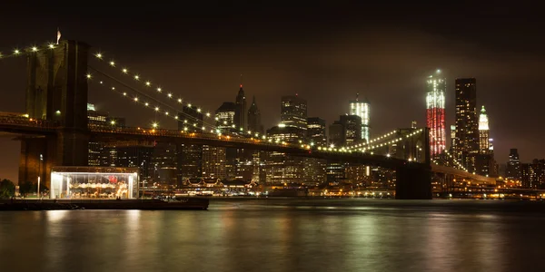 Panoranic view of Manhattan skyline by night from Brooklyn brid — Stock Photo, Image