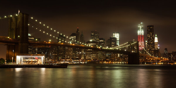 Panoranic view of Manhattan skyline by night from Brooklyn bridge park - USA