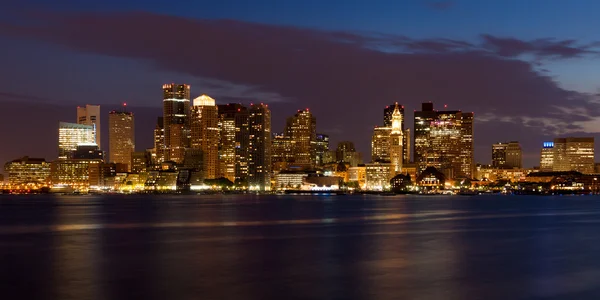 Linha do horizonte de Boston à noite de East Boston, Massachusetts — Fotografia de Stock