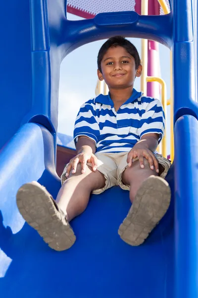 Porträt eines süßen kleinen indischen Jungen auf einem Spielplatz — Stockfoto