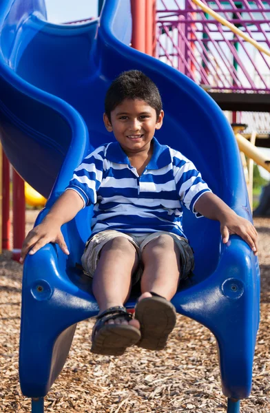 Портрет милий маленький індійський хлопчик на дитячому майданчику — стокове фото