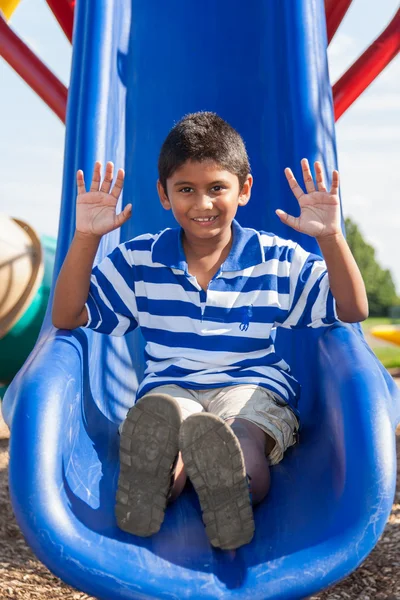 Портрет милого маленького индийского мальчика на детской площадке — стоковое фото