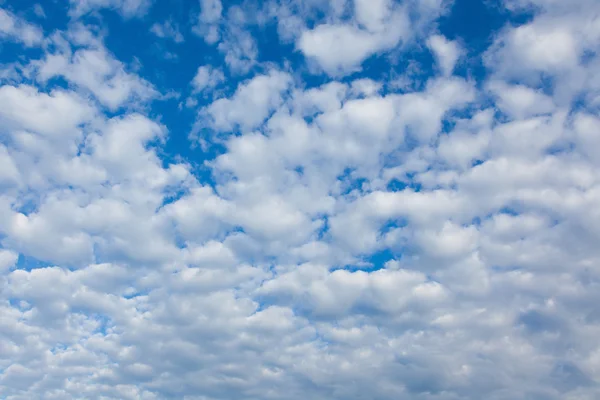 Fondo azul cielo con nubes blancas —  Fotos de Stock