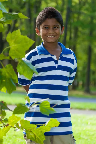 Portret van een schattige kleine Indiase jongen — Stockfoto