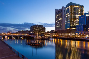 Boston waterfront gece