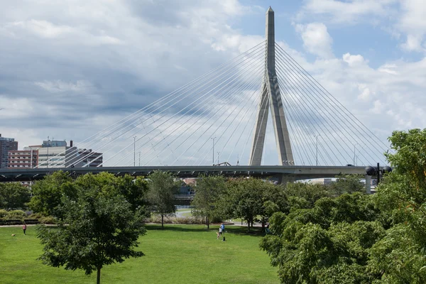 Ponte Zakim do parque Paul Revere em Boston — Fotografia de Stock