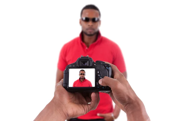Fotógrafo afro-americano tirando fotos de estúdio — Fotografia de Stock