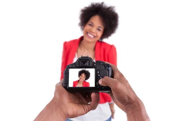 Photographe afro-américain prenant des photos en studio — Photo