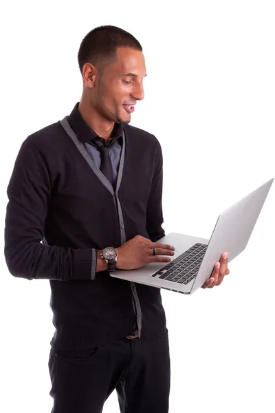 Jonge african american man met behulp van een laptop — Stockfoto