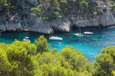 cassis port iğnesi calanques tekneler demirli