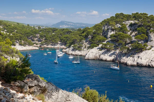 Moored boats in the Calanques of Port Pin in Cassis — Stock Photo, Image
