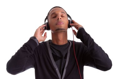 genç siyah erkek müzik kapalı gözlerle